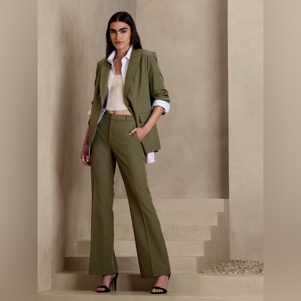 Banana Republic Women’s Sculpted Bootcut Pant. Olive Green. Size 10